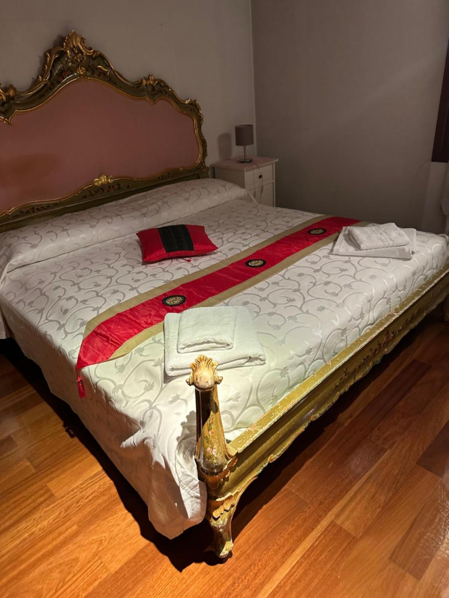 1 Ca'Del Traghetto Family Apartment Venedig Exteriör bild