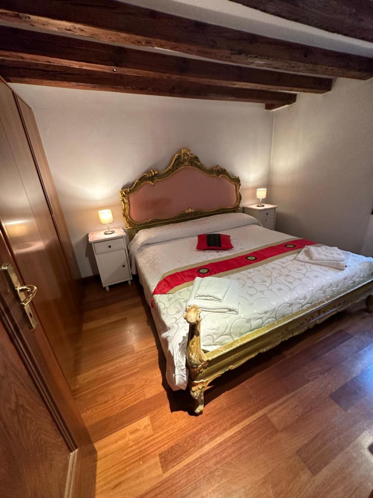 1 Ca'Del Traghetto Family Apartment Venedig Exteriör bild